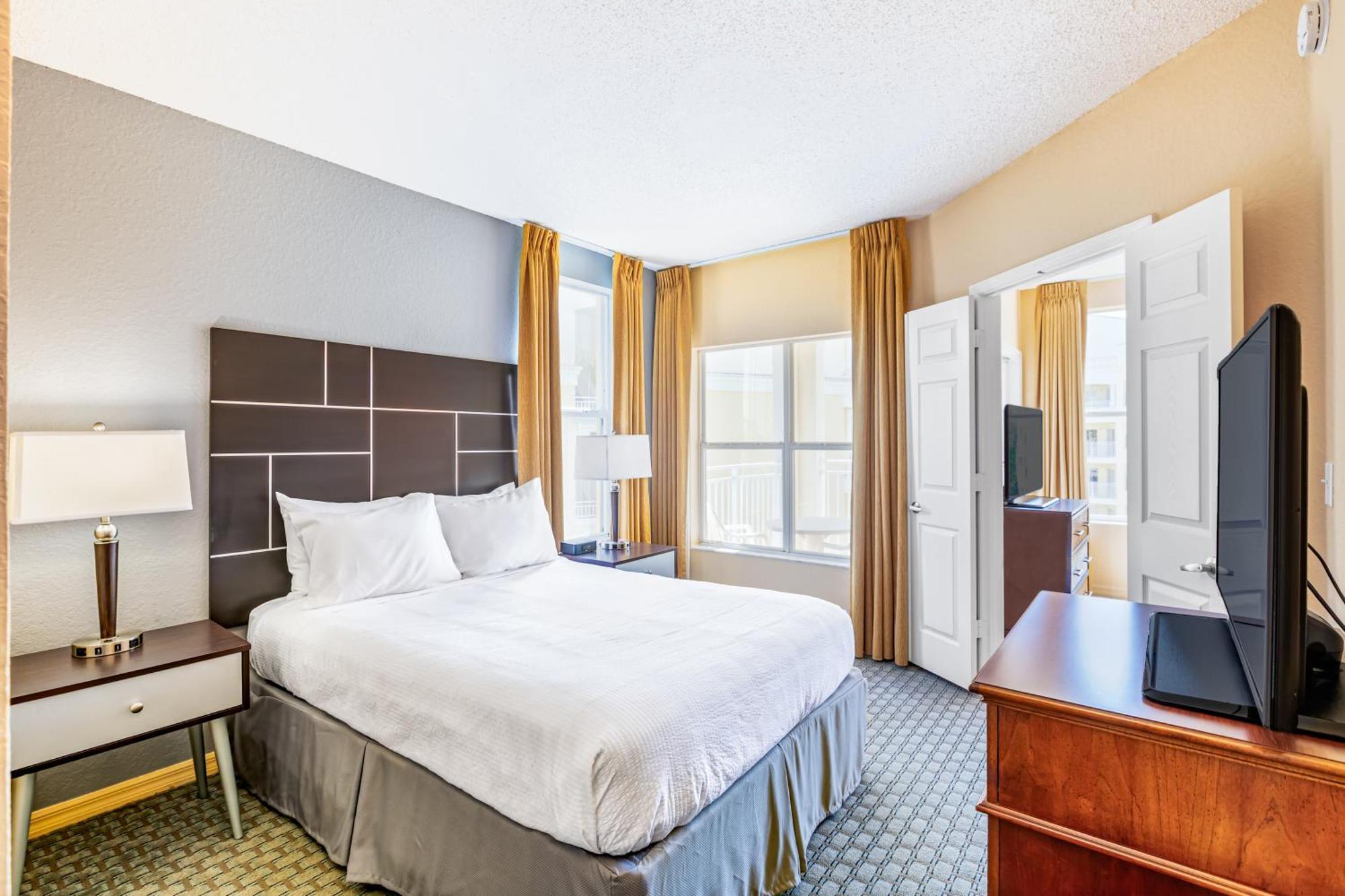 Deluxe Room 1 Queen Bed